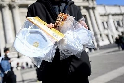 Пристигна първият камион с маски, костюми и очила от Турция 