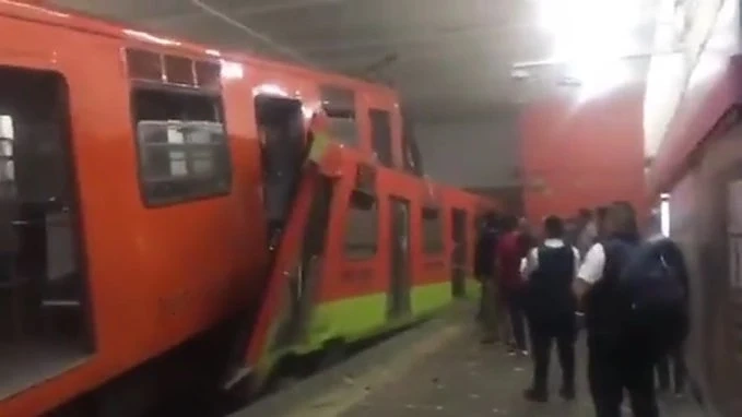 Челен сблъсък между два влака на метрото в Мексико Сити