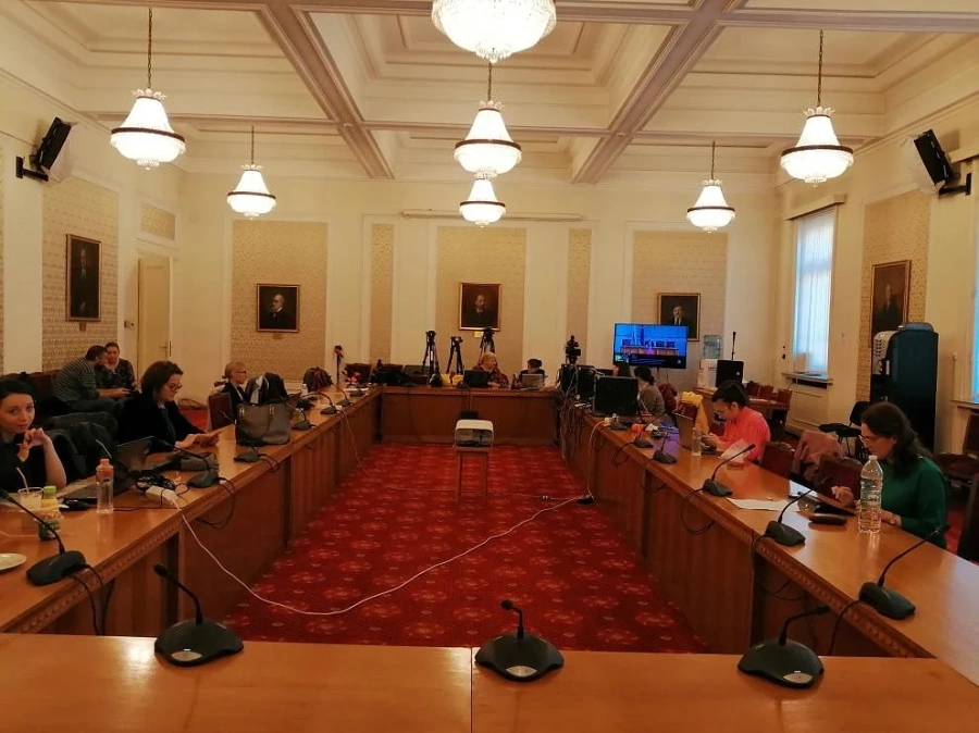 Репортери с петиция до Караянчева, искат свободно движение в парламентa