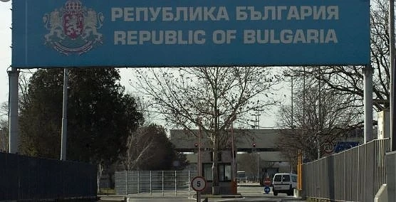 Външно: Призоваваме българите да не пътуват извън или към България