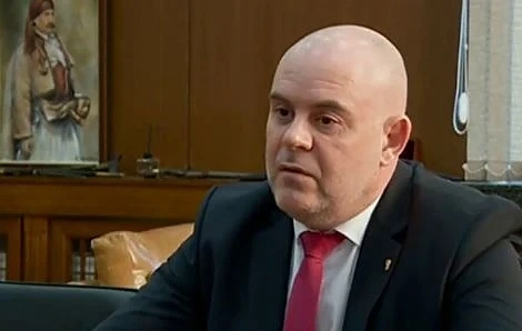 Гешев: Не съм за по-строги, а за радикални мерки. Предлага вечерен час и контрол на движението в големите градове
