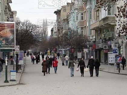 Забраняват повече от двама възрастни да се събират на открито