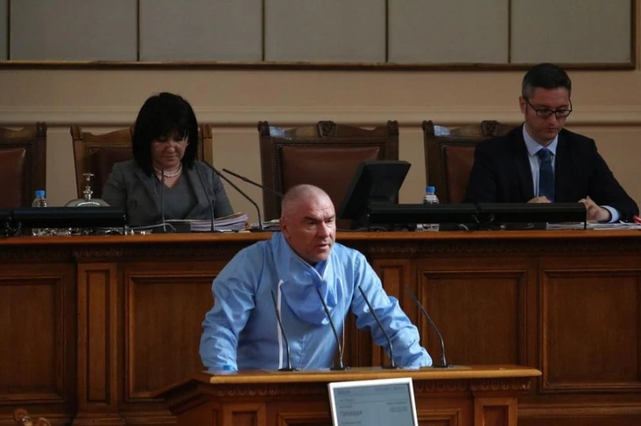 Депутати се опаковаха в медицински скафандри срещу вируса (СНИМКИ)