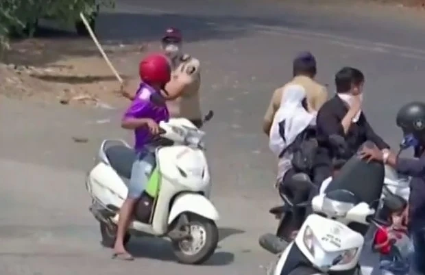 В Индия полицията бие с пръчки нарушителите 