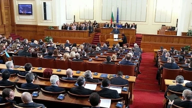 Удължиха извънредното положение с още един месец