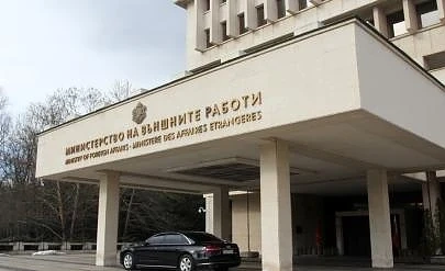 Консулът ни в Хага събирал „такса“ коронавирус