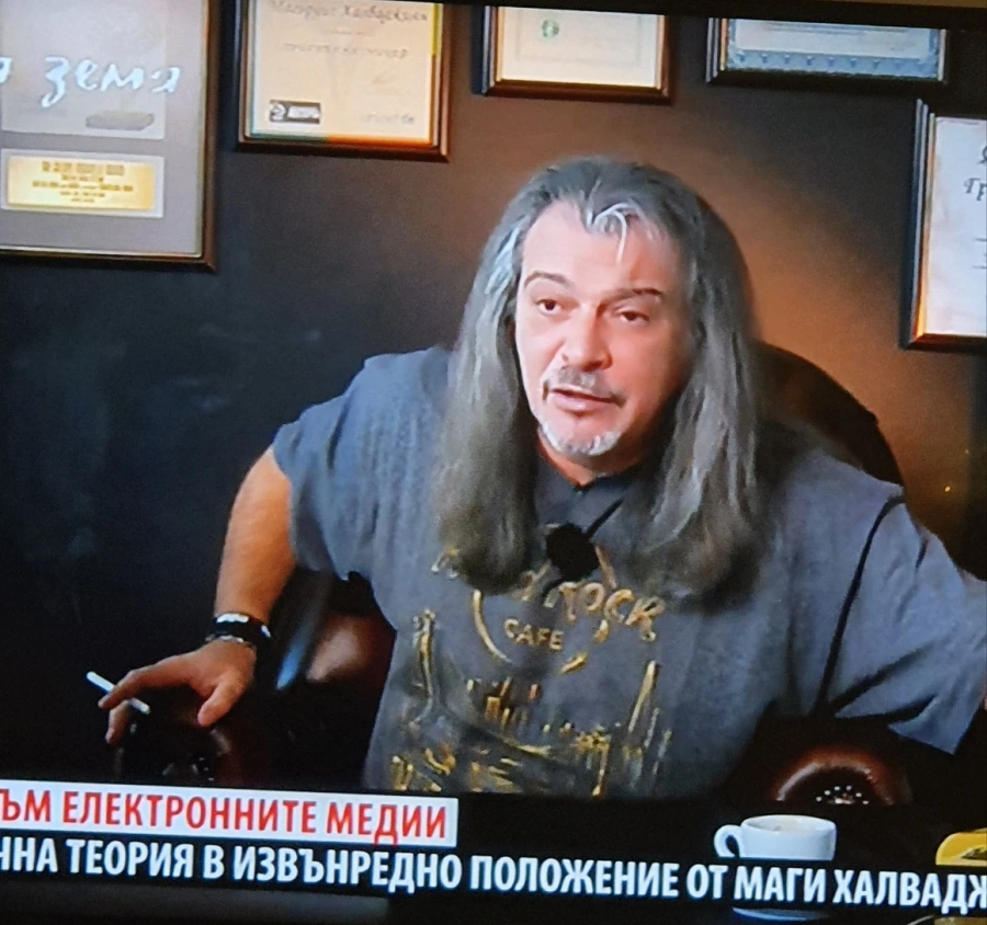 Магърдич Халваджиян пуши нагло в ефир