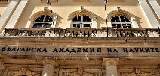 БAH c тpи cцeнapия зa ĸpизaтa: Haй-вepoятният e пиĸ на заразата пpeз юли и 4,3% cпaд нa БBΠ