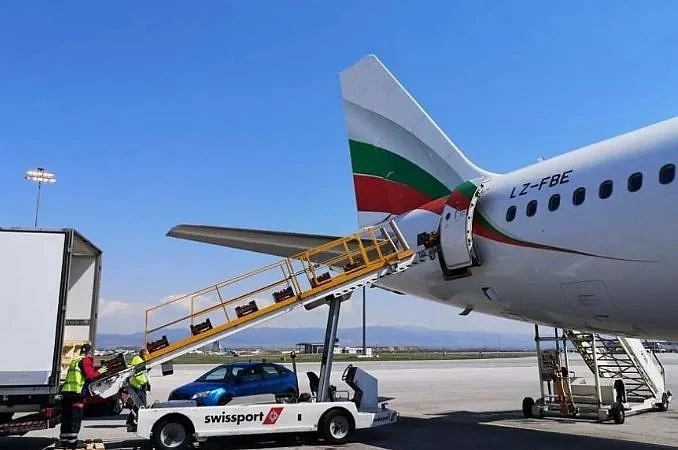 Фурми вместо маски. Пратката от медицински консумативи от ОАЕ е съдържала основно храна