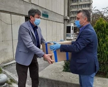 ВМРО дари предпазни шлемове за лекарите от Македония