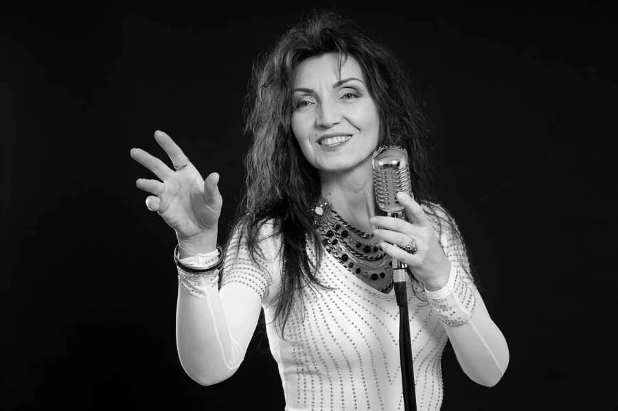 Пиано бар легендата Мирела Величкова грейна с нова фотосесия