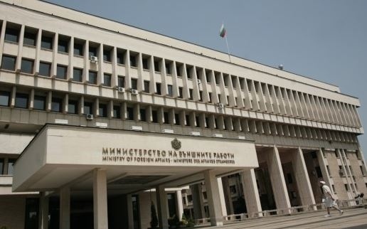 Консулските ни служби постепенно преминават в нормален режим на работа