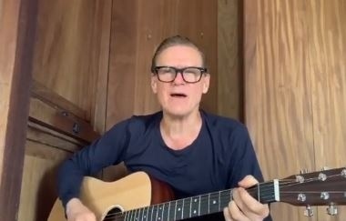 Брайън Адамс срещу китайците: Станете вегани