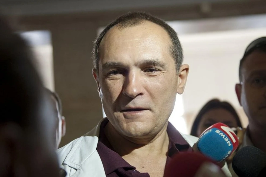 Божков прехвърли акциите на \