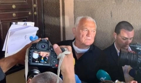 Диков връща акциите на Левски