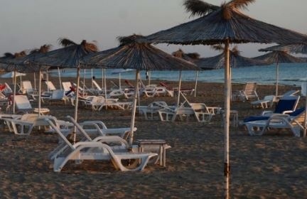 Ангелкова и Ананиев провалят летния сезон с карантина на чуждите туристи. ЕК призова да няма такава