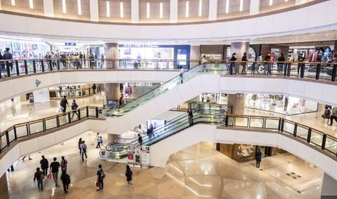 В софийските молове тече последна подготовка преди отварянето утре