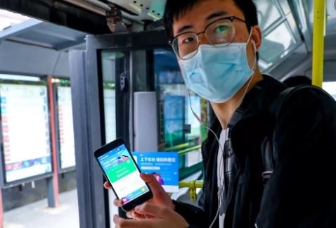 Сингапур забрани да се говори по телефона в обществения транспорт