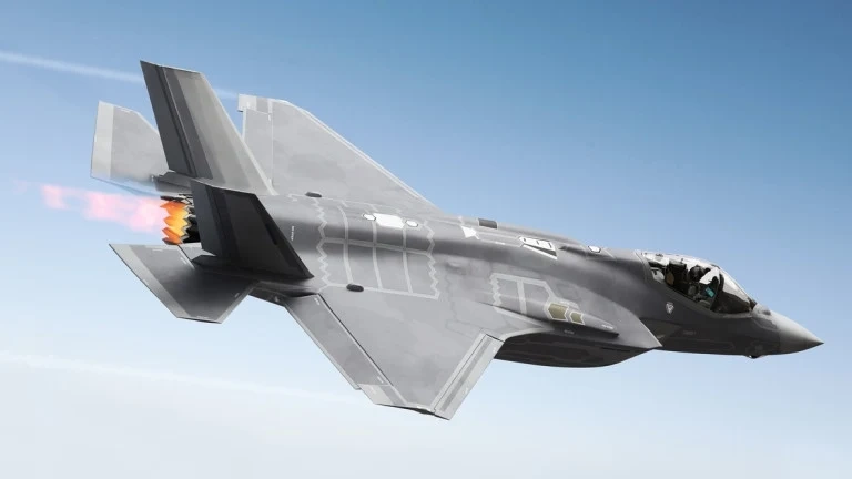 Изтребител F-35 се разби при кацане във Флорида  