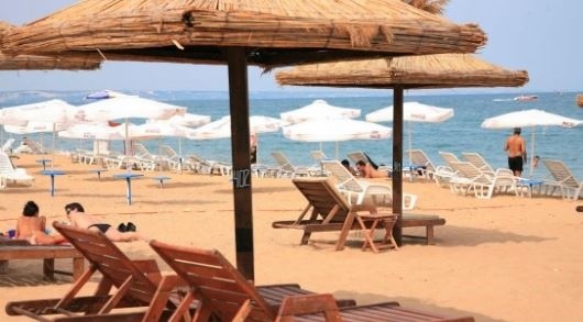 15 плажа ще предлагат безплатни шезлонги и чадъри