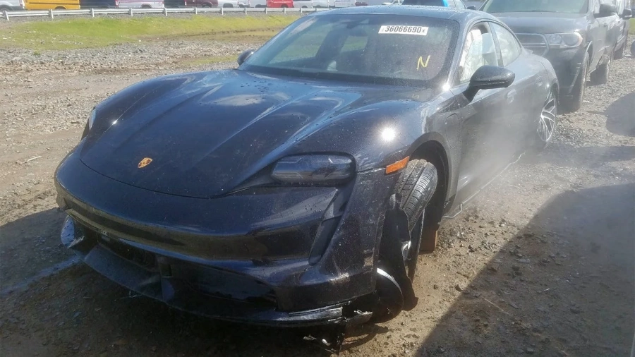Собственик на чисто ново Porsche Taycan го размаза едва на 24 навъртяни километра