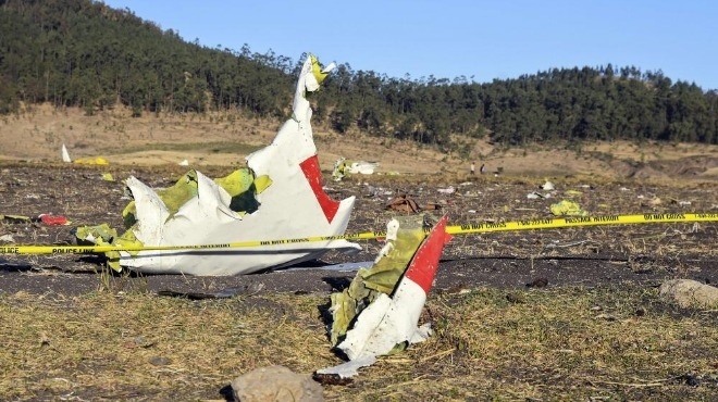 Пътнически самолет с около 100 души на борда се разби в Пакистан