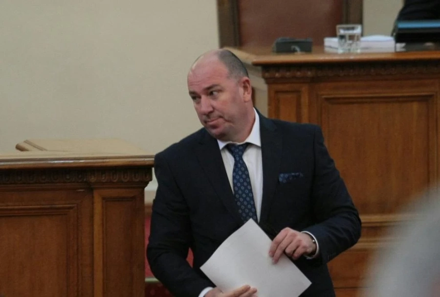 Депутат маха канализацията на хората в петричко село