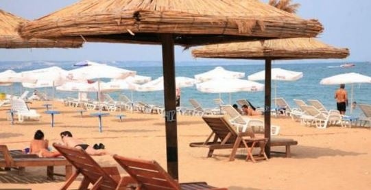 Концесионерите на плажовете трябва да обявят цените на чадърите