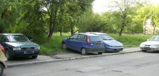Проверяват за коли върху трева и тротоари в София, глобяват 50 лв. 