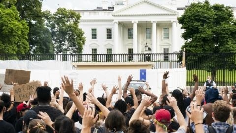 Стотици се събраха пред Белия дом заради смъртта на Джордж Флойд