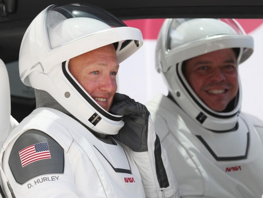 Двамата астронавти в капсулата на Space X й дадоха името Индевър