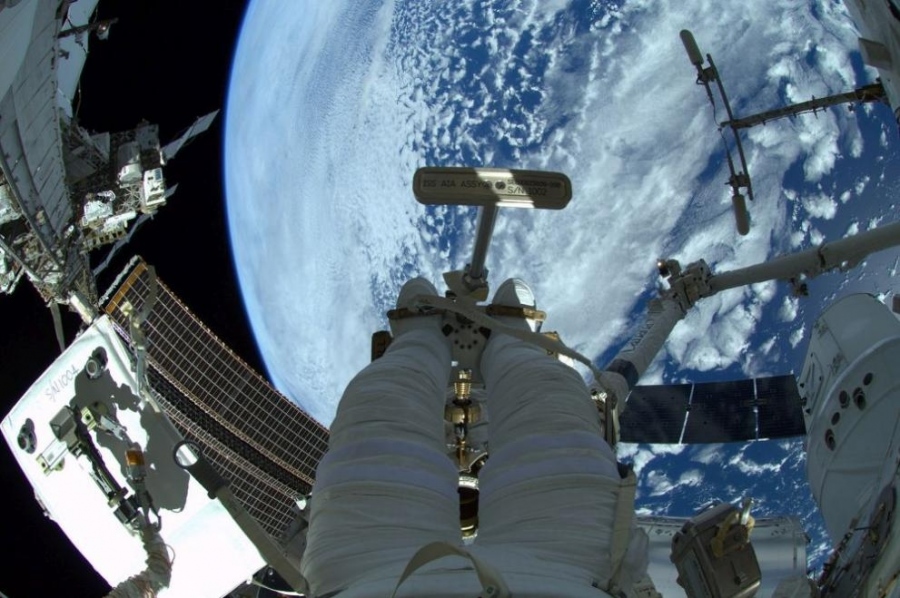 Космическият кораб Crew Dragon извърши успешно скачване с МКС
