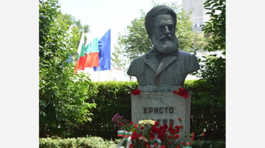 Прекланяме се пред Ботев и загиналите за свободата на България