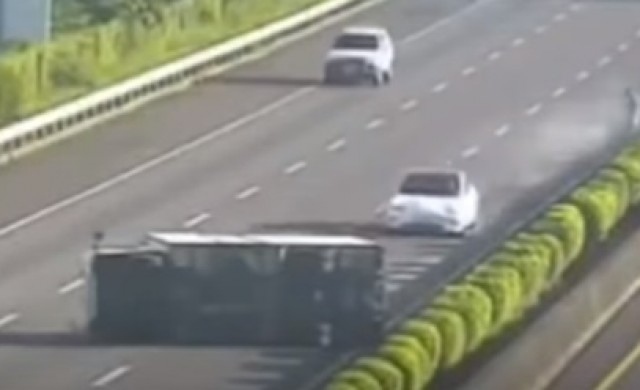 Автономен автомобил се заби в обърнат камион на магистралата 