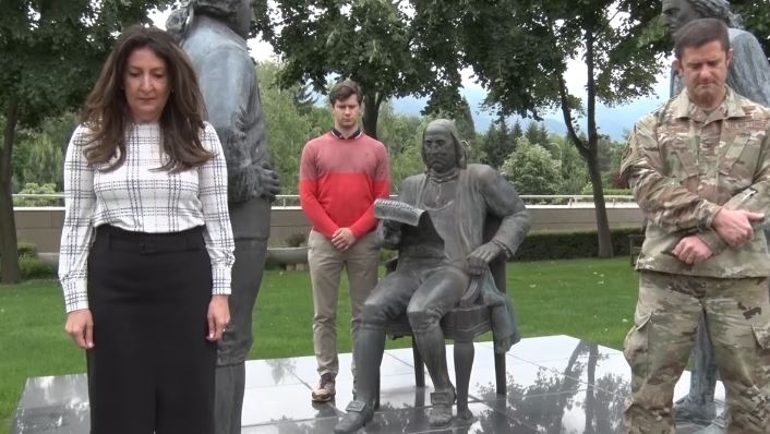 Посланик Херо Мустафа и служителите от посолството на САЩ почетоха Ботев (ВИДЕО)