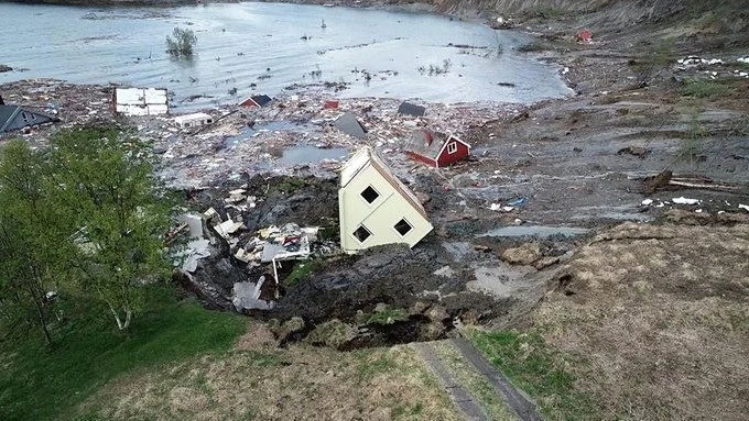 В Норвегия свлачище повлече къщи в морето