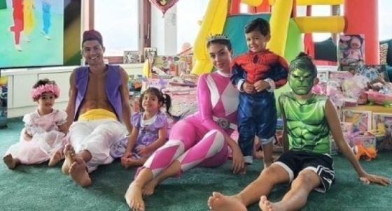 Роналдо като Аладин за рождения ден на близнаците си