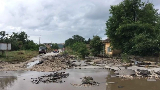 Плевенско село под вода след порой  