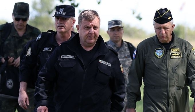Красимир Каракачанов: Компромиси с бойните способности на армията няма да правим