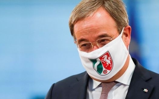 Премиерът на Северен Рейн–Вестфалия обвини българите и румънците за заразата с COVID-19