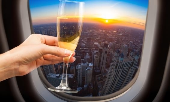 Авиокомпаниите няма да предлагат алкохол по време на полет заради Covid-19