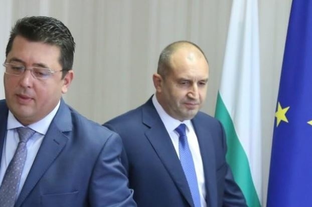 Прокуратурата влезе в дома на секретар на Радев - Пламен Узунов.  Уличен е в търговия с влияние