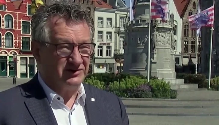Кметът на белгийския град Брюж е бил намушкан в гърлото с нож