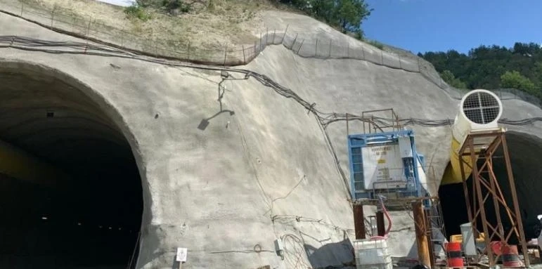  Срутване в тунел „Железница”, има затрупани хора