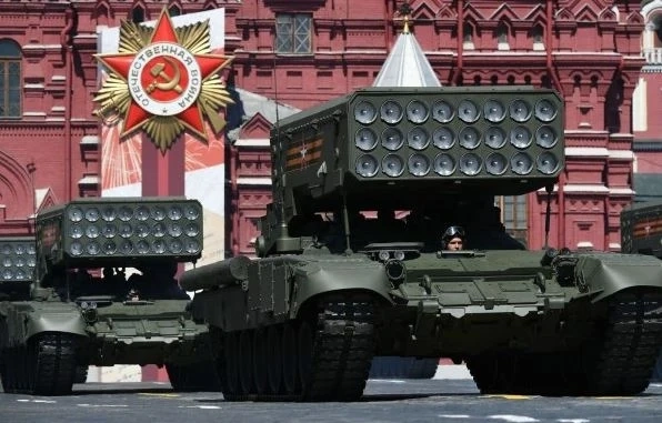 Зрелищен парад на Червения площад (СНИМКИ)
