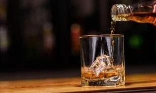 Чаша уиски се равнява на две парчета торта