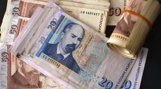 ОИСР: 62% от българите държат спестяванията си вкъщи