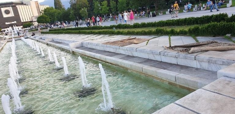 В топ центъра на София! Граждани си изпраха килимите на фонтаните пред НДК