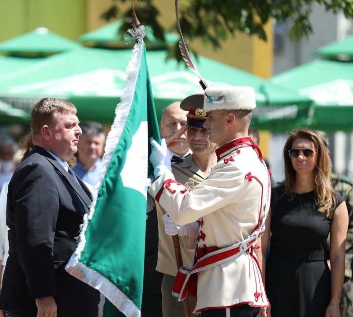 Каракачанов към младите гвардейци: Униформата, която днес носите има славна и красива история