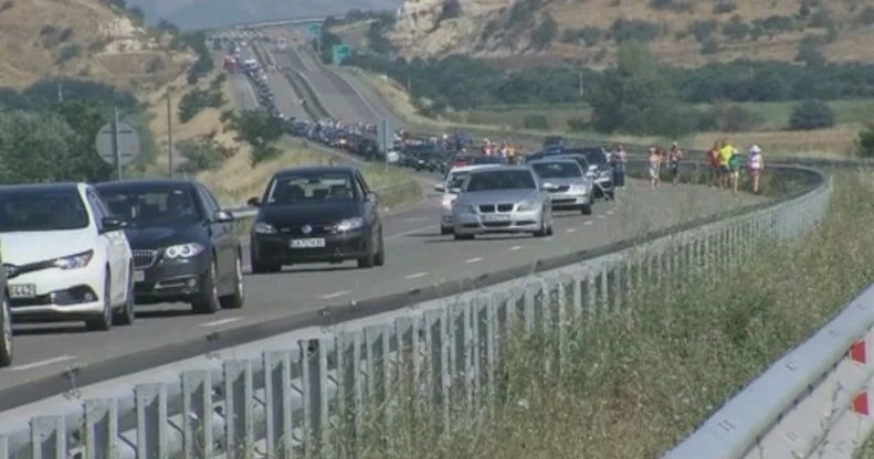 Опашката на Кулата достигна 15 км, хората не издържат да стоят в колите 